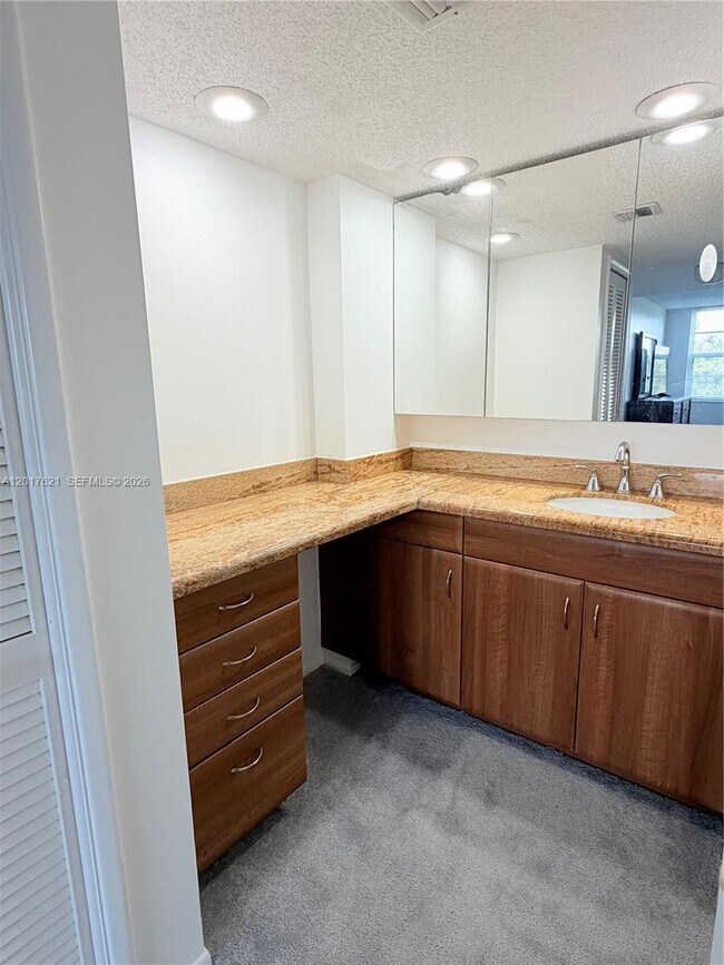 Building Photo - 4020 W Palm Aire Dr