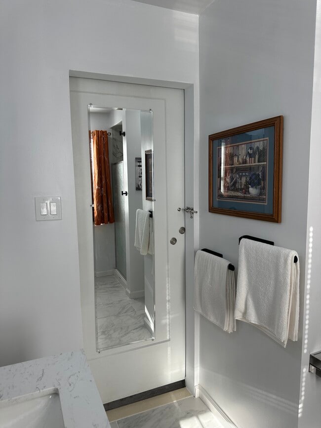 Building Photo - 3826 W 9th St