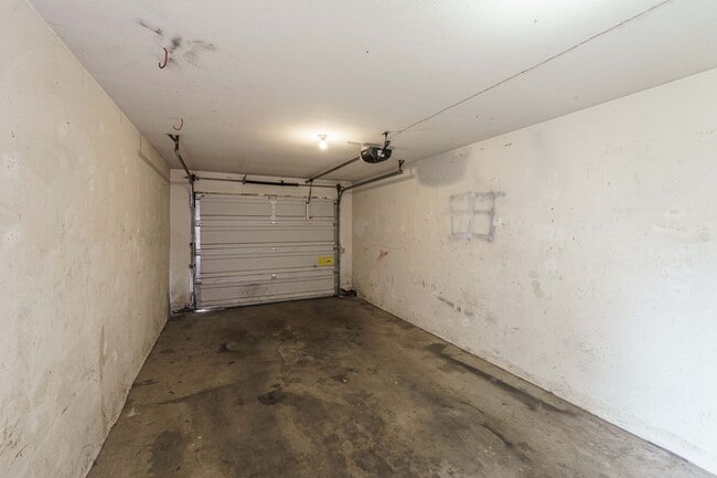 Building Photo - 2 Bedroom 2 Bath with single car garage