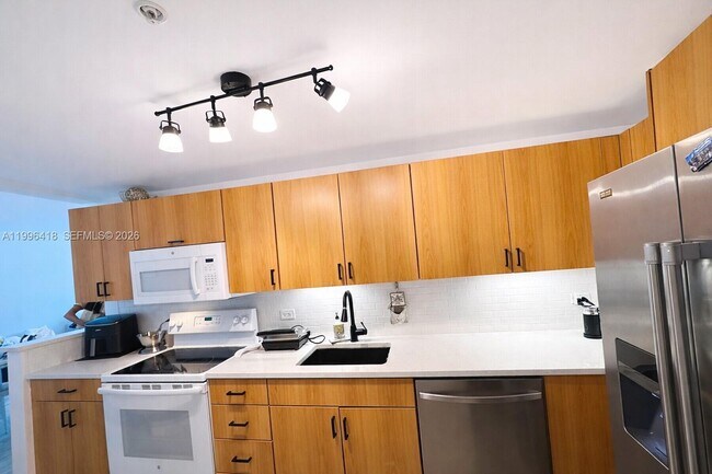 Building Photo - 7501 E Treasure Dr