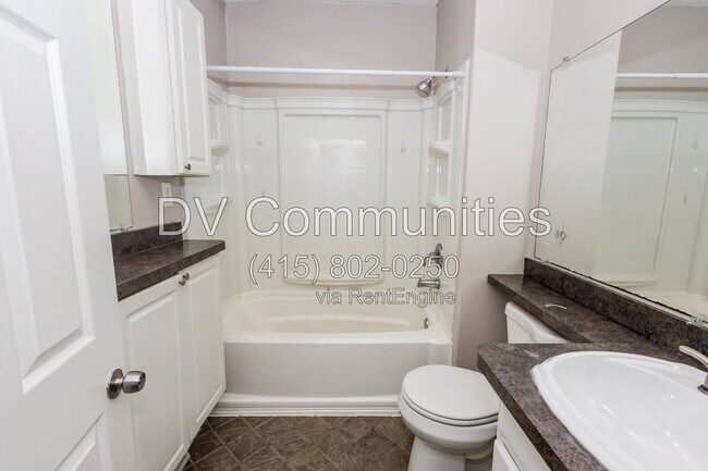 Building Photo - 9110 Rosewood Ave