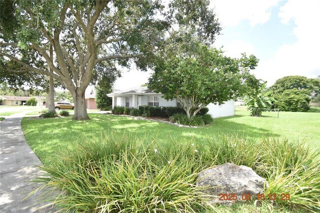 Building Photo - 38927 Carr Dr