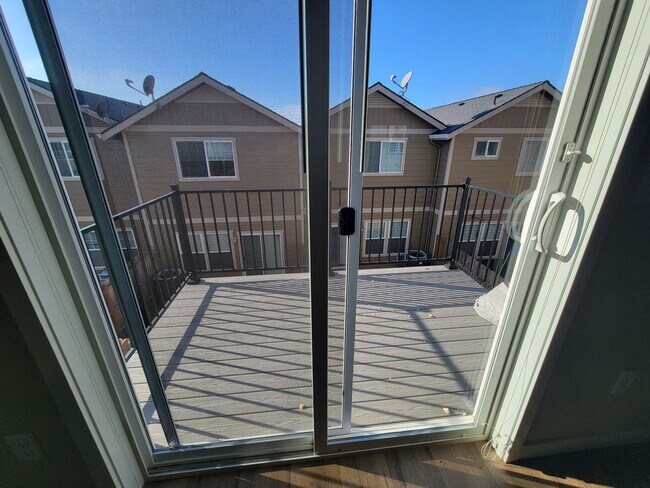 Building Photo - 3 Bedroom, 2.5 Bath Unit in Single Family Residence, White City