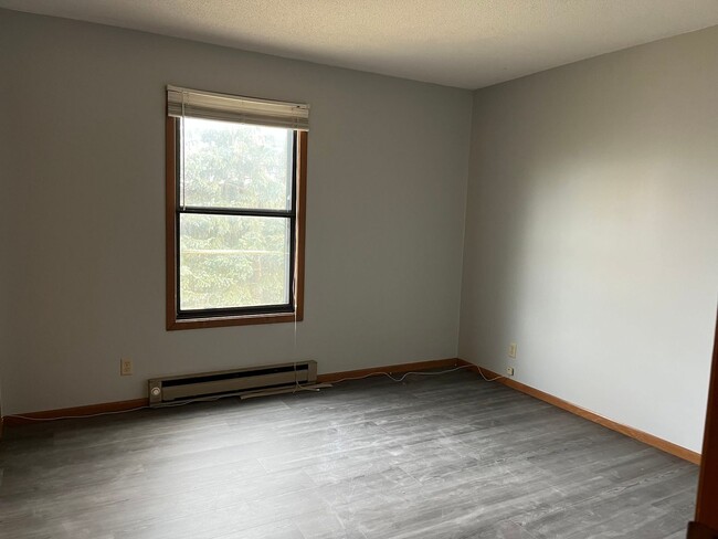 Building Photo - 2-bedroom & 1-bath Apartment + Garage in H...