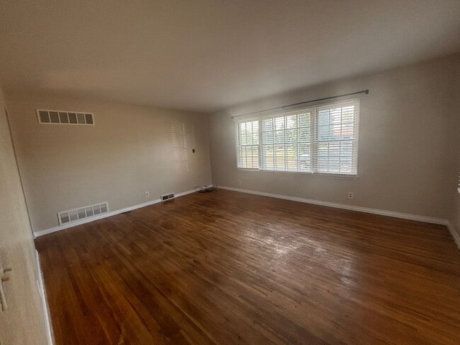 Building Photo - 2 BEDROOM | 1 BATH | WEST