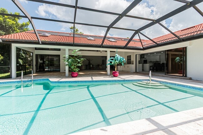 Building Photo - Newly Renovated 3 Bedroom Pool Home in Des...