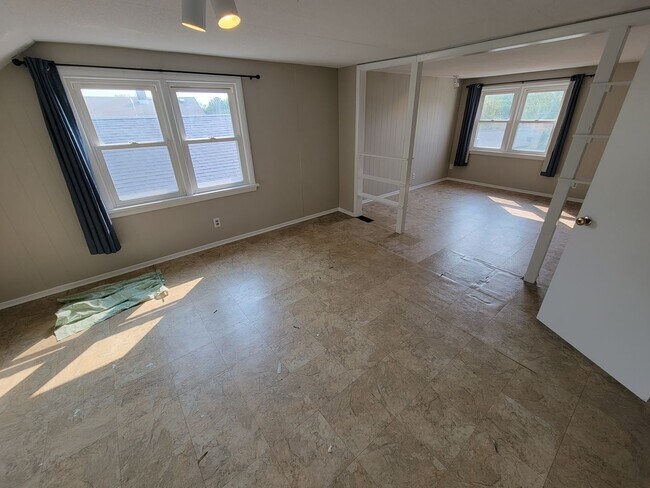 Building Photo - AVAILABLE AUGUST 15th - 4 Bed 3 Bath w/ Spacious Back Deck - SHORT TERM LEASE TILL END OF APRIL