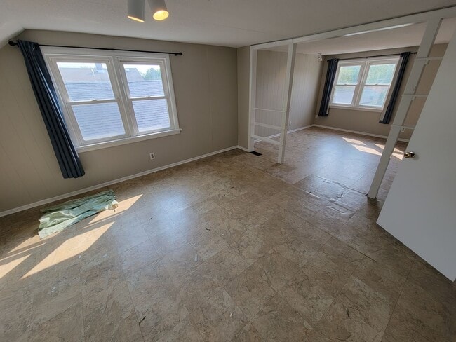 Building Photo - AVAILABLE September - 4 Bed 3 Bath w/ Spacious Back Deck - SHORT TERM LEASE TILL END OF APRIL