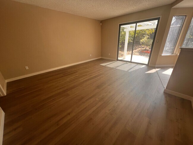 Building Photo - Wonderfully updated Waterman Highlands Home