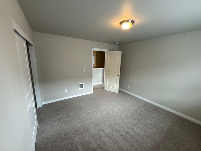 Building Photo - Stunning 3-Bedroom Home with Modern Comforts in a Quiet Neighborhood