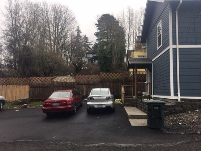 Building Photo - AVAILABLE NOW! 4 bed/2 bath House with Den...