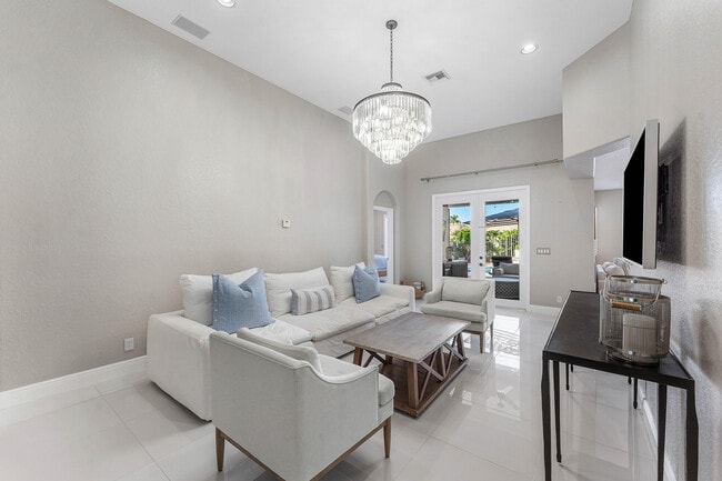 Building Photo - 121 Palm Cir