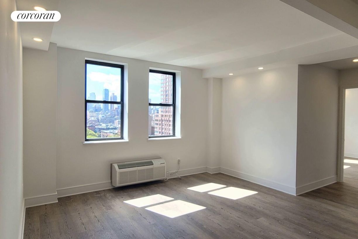 Building Photo - 45 W 81st St