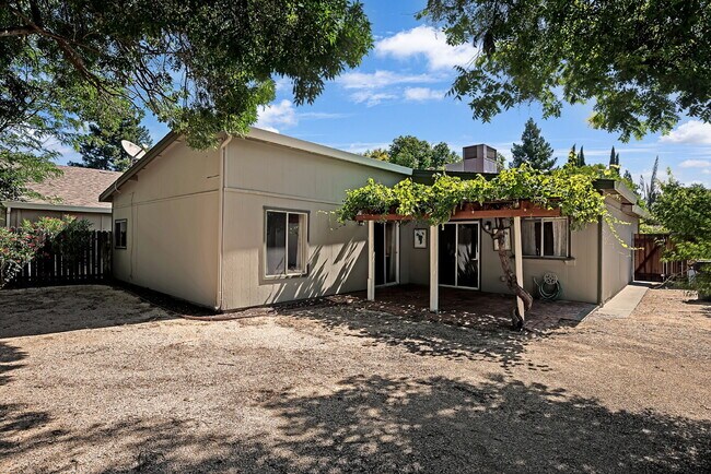 Building Photo - Move-In Ready 3BR/2BA Near UC Davis, Pets Welcome