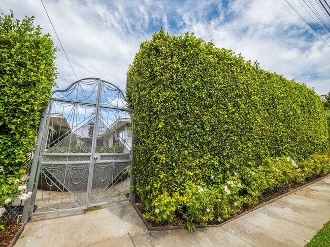 Building Photo - 4962 S Centinela Ave