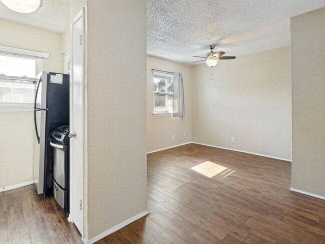 Building Photo - 2401 Manor Rd