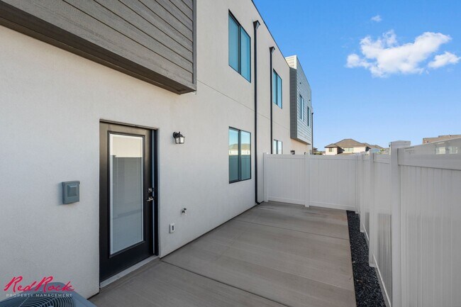 Building Photo - Brand New Townhome in Crimson Park! Stylis...