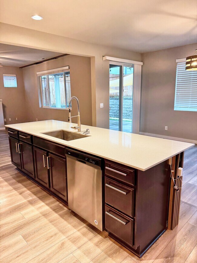 Building Photo - Seven Seven Oaks St SE