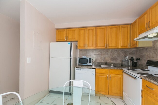 Building Photo - Royal Kuhio 1b1b1parking Fully Furnished i...