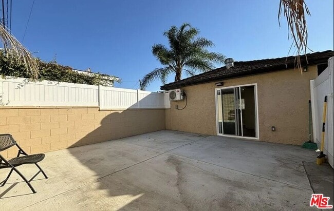 Building Photo - 9248 Lev Ave