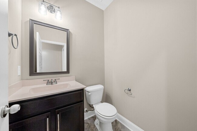 Building Photo - Luxury Meets Comfort: 5-Bed Beauty with Ch...