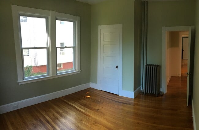 Bedroom 2 with closet - 195 Bolton St