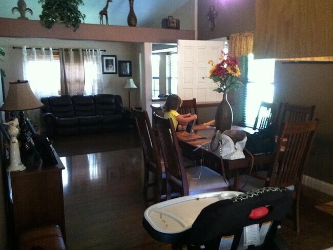 Building Photo - Beautiful home in Southwest Bakersfield- Near Stockdale High school ,Warren Jr High and Old river...
