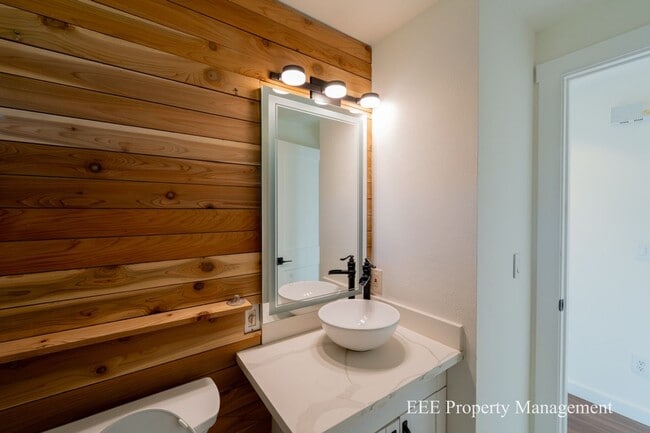 Building Photo - Cozy Redmond Rambler ready for move in NOW