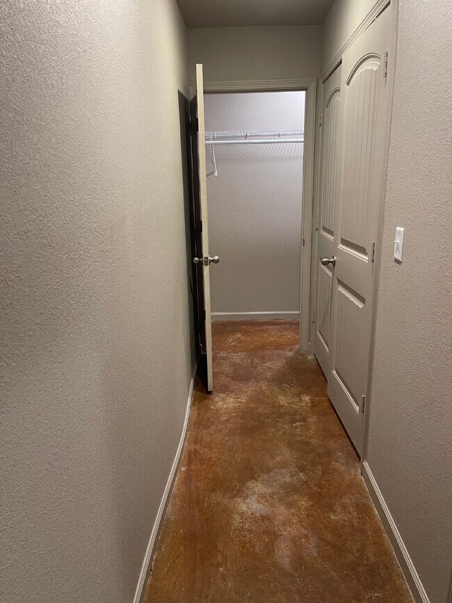 Building Photo - "Charming 3-Bedroom Haven with 2.5 Baths in the Heart of Jonesboro – 1,000 Sq Ft of Comfort at 51...