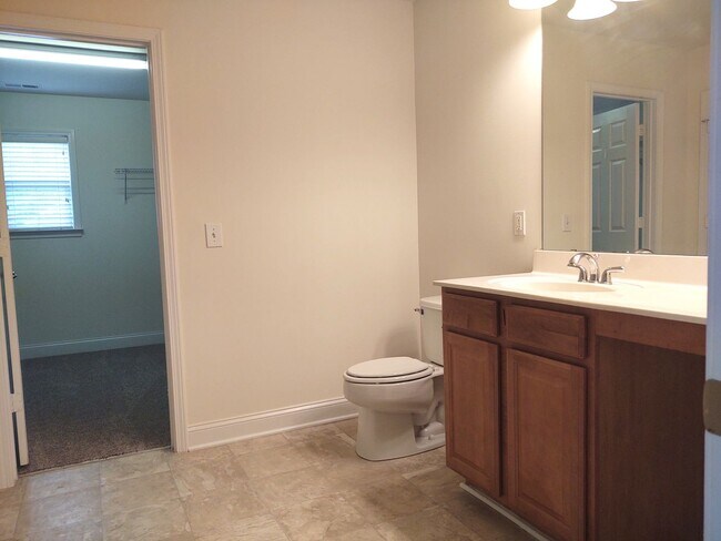 Building Photo - Beautiful Home located in the Hamilton Lak...