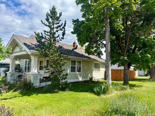 Building Photo - Stunning 3 Bed / 2 Bath Home on 10th Street!