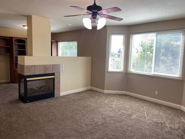 Building Photo - Broadstone Solar Home - 5 Bdrms, 4 Baths