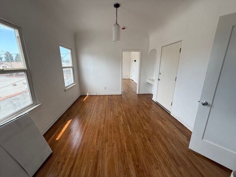 Building Photo - 212 1/2 W 57th St