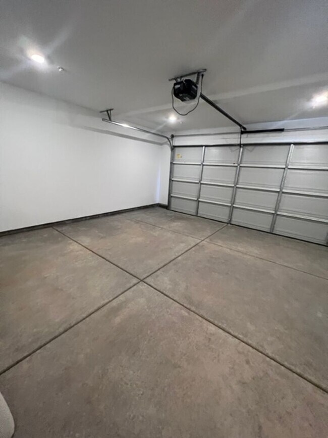 Building Photo - Newer Solar Home Walking Distance to Campus Oaks Shopping Center