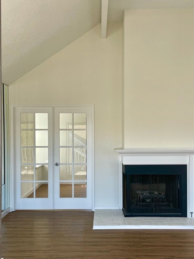 Building Photo - Welcome to Coastal Living at Its Finest!