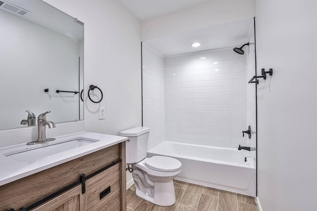 Building Photo - 252 Linden Ave