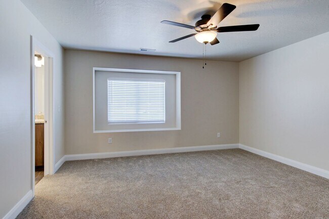 Building Photo - Like new 3 bedroom, 2.5 bathroom townhome in Cedar City!