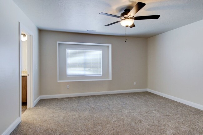Building Photo - Newer 3 bedroom 2.5 bathroom townhome in Cedar City!