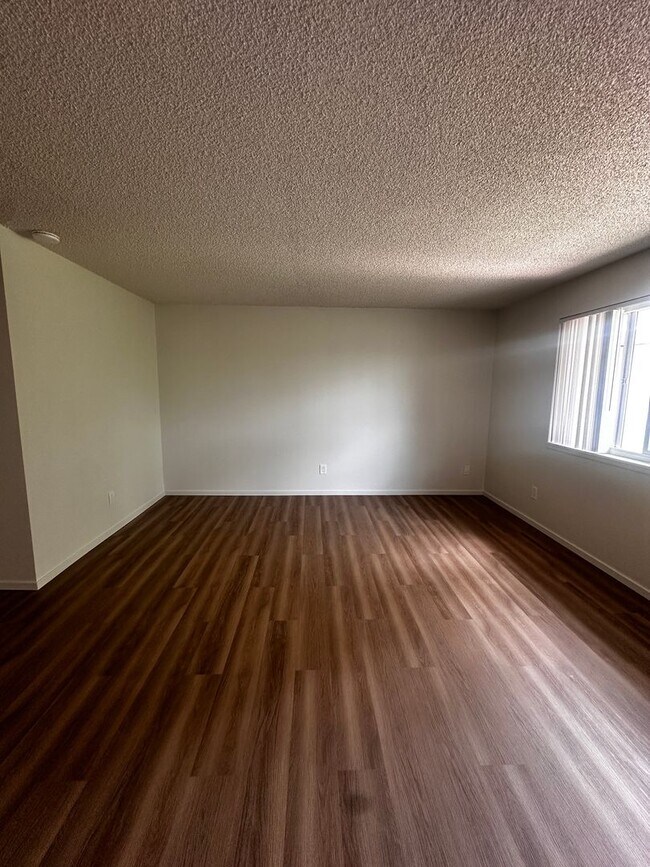 Building Photo - Spacious 3-Bedroom Apartment with Limited-...