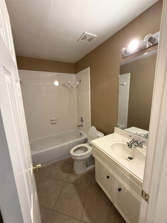 Building Photo - 3906 Eastland Lake Dr