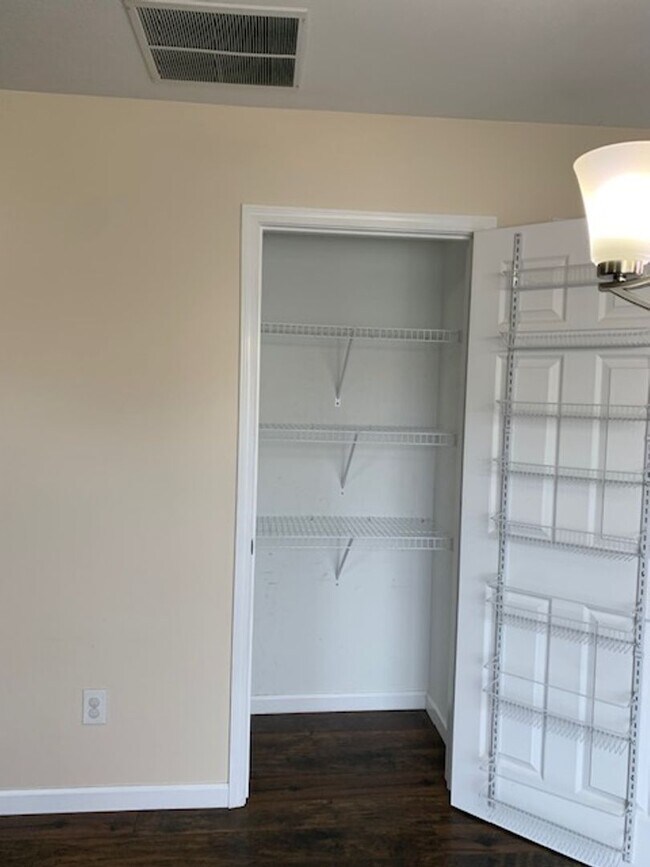 Building Photo - 4 BEDROOM 3 1/2 BATHROOM HOUSE FOR LEASE I...