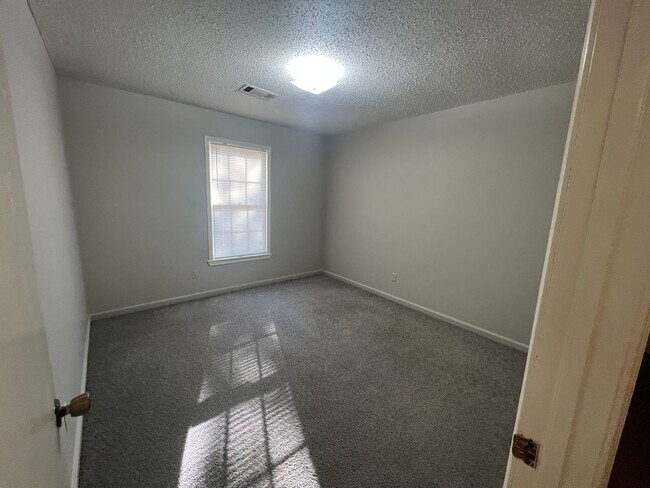 Building Photo - 3 bedroom 1 bathroom home in Colonial Hills