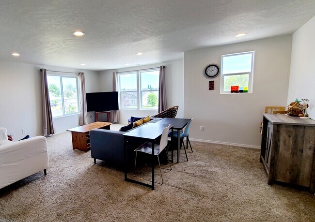 Upstairs Living Room - 8295 Diamond Point Cir NE