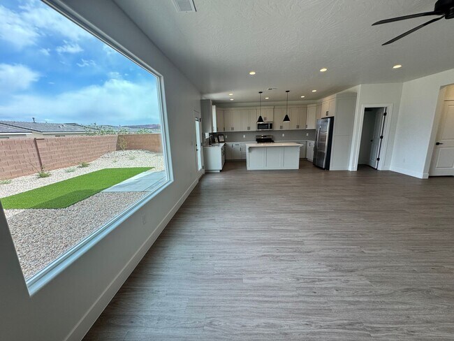 Building Photo - Brand new S&S Home