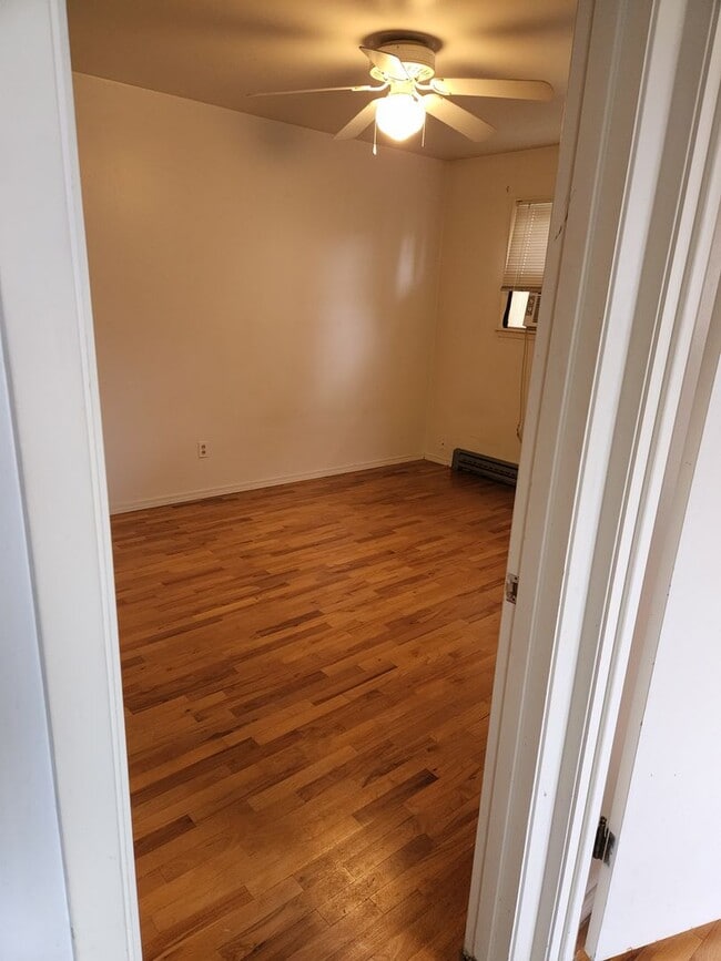 Building Photo - Near Franklin Park 2 br 1ba, stacked washe...