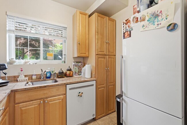 Building Photo - Bright Alexandria Condo with Private Patio & Community Pool!