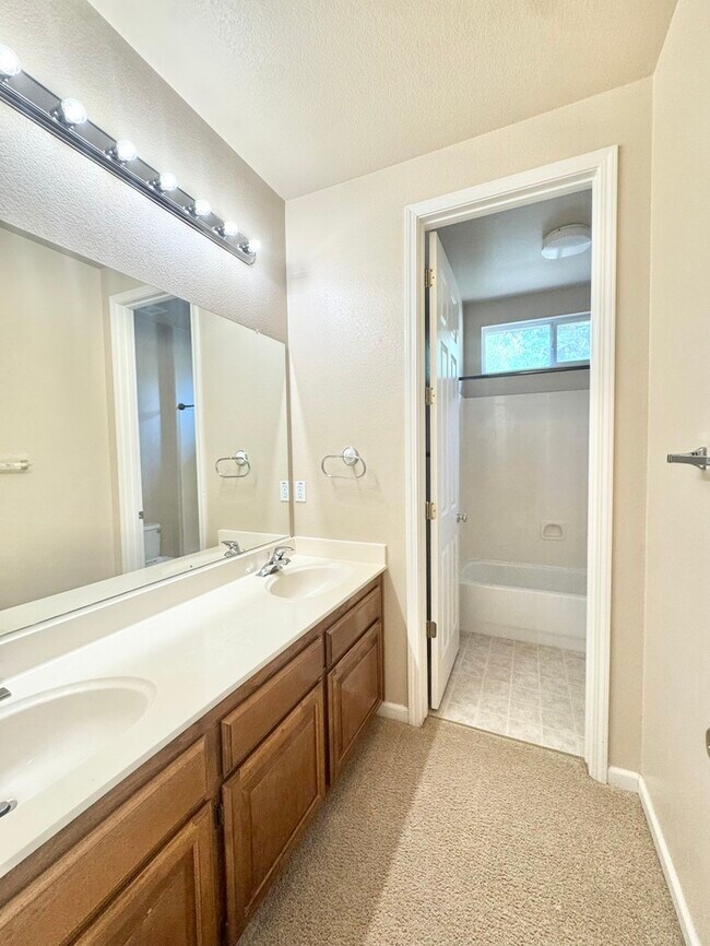 Building Photo - Beautiful large 4 bedroom home in rocklin!