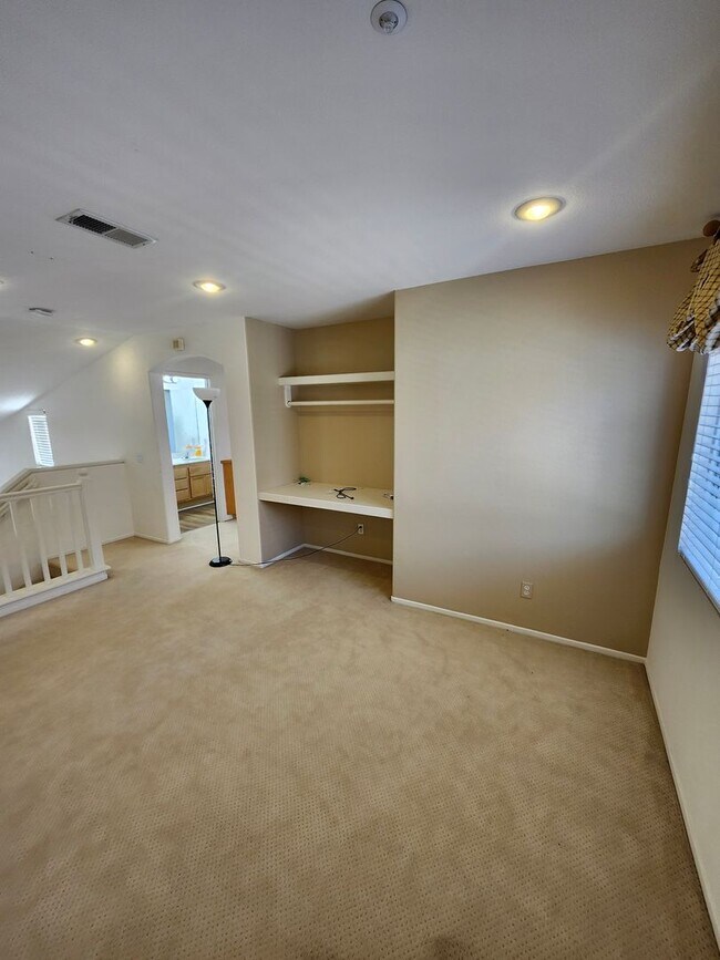 Building Photo - Beautiful two-story in Hunter's Ridge