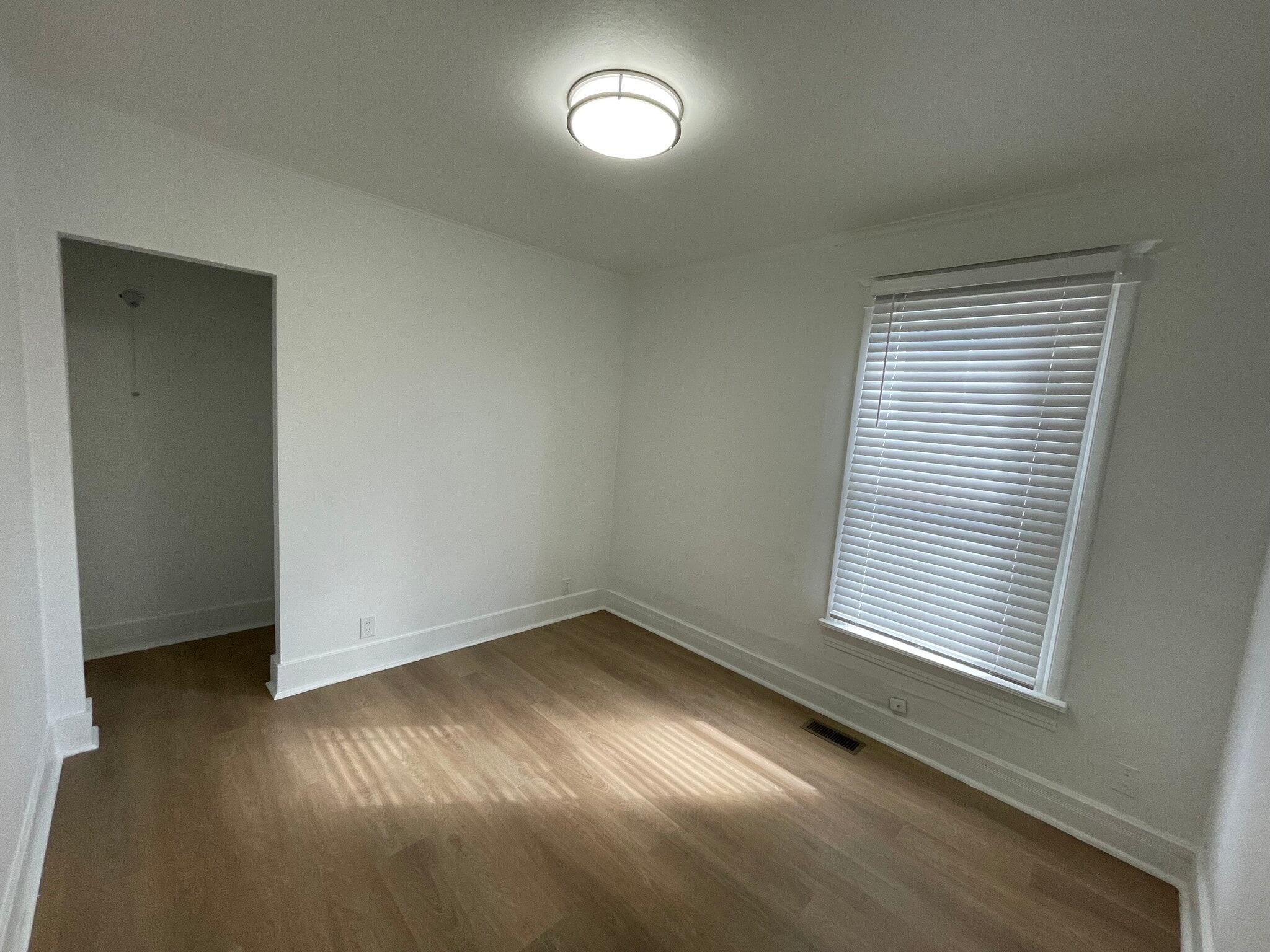 Building Photo - 501 Burnett Ave S