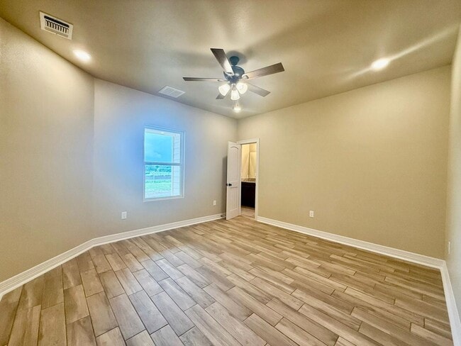 Building Photo - 1075 County Rd 678 E Natalia, TX 78059